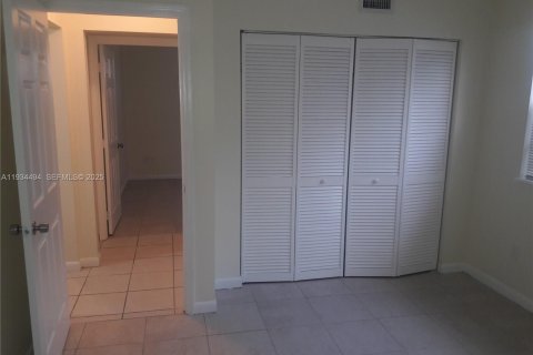 Снять в аренду кондоминиум в Опа-Локка, Флорида 3 спальни, 98.1м2, № 1992580 - фото 3