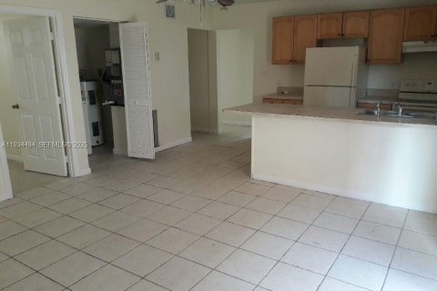 Снять в аренду кондоминиум в Опа-Локка, Флорида 3 спальни, 98.1м2, № 1992580 - фото 8