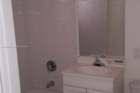 Снять в аренду кондоминиум в Опа-Локка, Флорида 3 спальни, 98.1м2, № 1992580 - фото 5