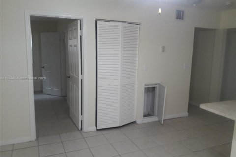 Снять в аренду кондоминиум в Опа-Локка, Флорида 3 спальни, 98.1м2, № 1992580 - фото 2