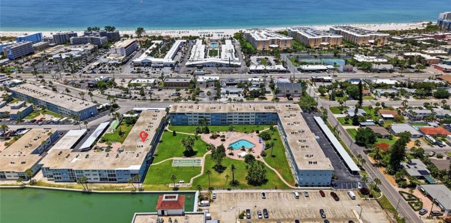 Condominio en Saint Pete Beach, Florida, 1 dormitorio № 2229286