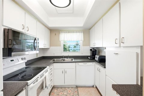 Condominio en venta en Saint Pete Beach, Florida, 1 dormitorio, 74.79 m2 № 2229286 - foto 17