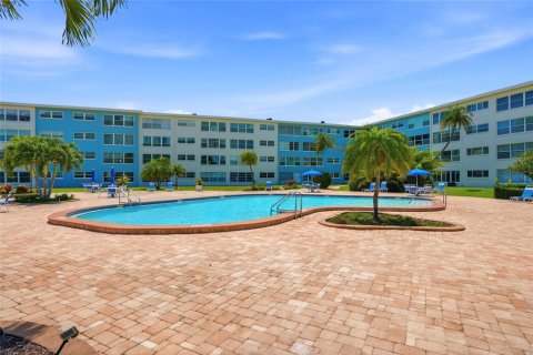 Condominio en venta en Saint Pete Beach, Florida, 1 dormitorio, 74.79 m2 № 2229286 - foto 30