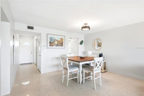 Condominio en venta en Saint Pete Beach, Florida, 1 dormitorio, 74.79 m2 № 2229286 - foto 15