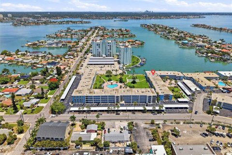 Condominio en venta en Saint Pete Beach, Florida, 1 dormitorio, 74.79 m2 № 2229286 - foto 2