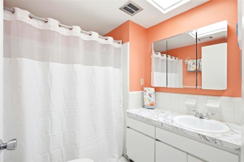Condominio en venta en Saint Pete Beach, Florida, 1 dormitorio, 74.79 m2 № 2229286 - foto 25