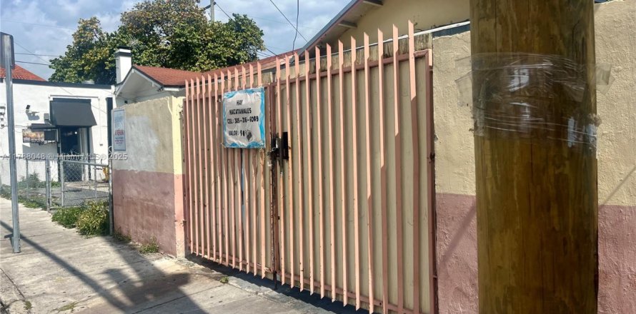 Commercial property in Miami, Florida № 1863108