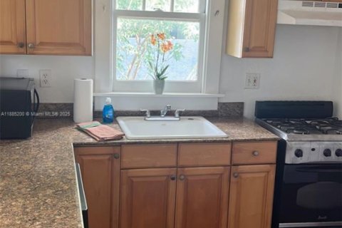 Снять в аренду кондоминиум в Уэст-Палм-Бич, Флорида 1 спальня, 384.71м2, № 1931484 - фото 2