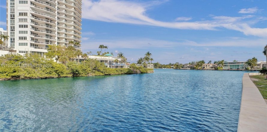 Кондоминиум с 2 спальнями в Авентура, Флорида № 1991795