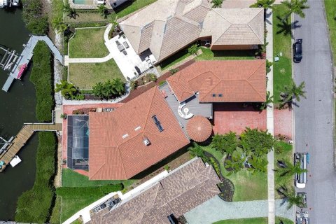 House in Apollo Beach, Florida 4 bedrooms, 549.24 sq.m. № 1650889 - photo 3