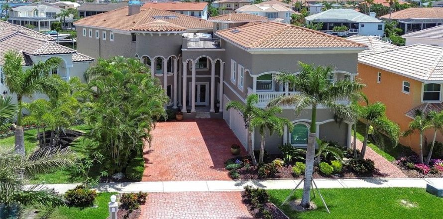 House in Apollo Beach, Florida 4 bedrooms, 549.24 sq.m. № 1650889