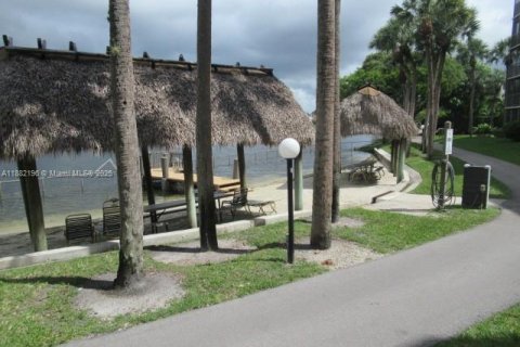 Condo in Pembroke Pines, Florida, 1 bedroom  № 1950639 - photo 8