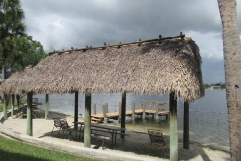 Condo in Pembroke Pines, Florida, 1 bedroom  № 1950639 - photo 7