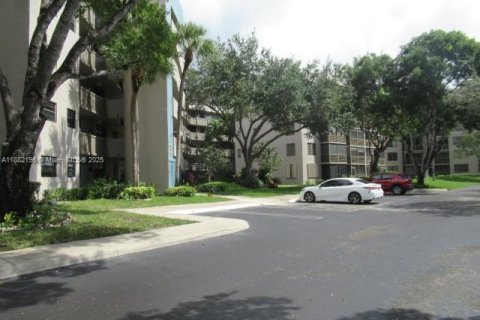 Condo in Pembroke Pines, Florida, 1 bedroom  № 1950639 - photo 14