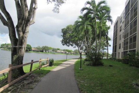 Condo in Pembroke Pines, Florida, 1 bedroom  № 1950639 - photo 13