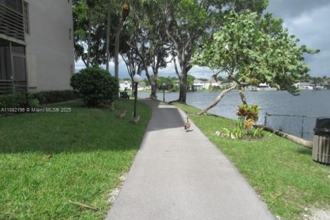 Condo in Pembroke Pines, Florida, 1 bedroom  № 1950639 - photo 10