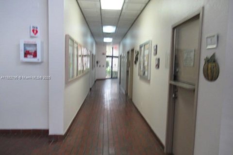 Condo in Pembroke Pines, Florida, 1 bedroom  № 1950639 - photo 21