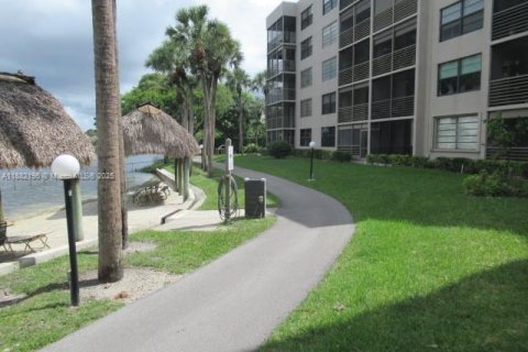 Condo in Pembroke Pines, Florida, 1 bedroom  № 1950639 - photo 9