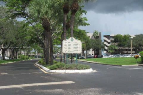Condo in Pembroke Pines, Florida, 1 bedroom  № 1950639 - photo 16