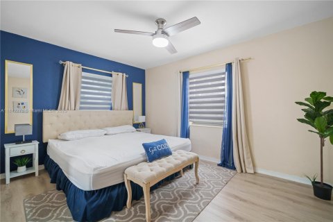 Casa en alquiler en Miami, Florida, 4 dormitorios, 147.16 m2 № 1920469 - foto 23