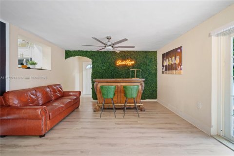 Casa en alquiler en Miami, Florida, 4 dormitorios, 147.16 m2 № 1920469 - foto 17