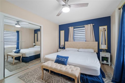 Casa en alquiler en Miami, Florida, 4 dormitorios, 147.16 m2 № 1920469 - foto 24