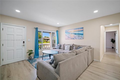 Casa en alquiler en Miami, Florida, 4 dormitorios, 147.16 m2 № 1920469 - foto 8