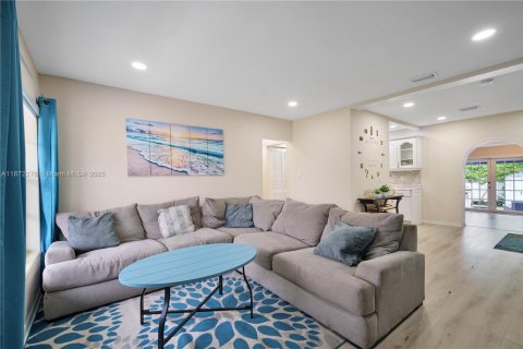 Casa en alquiler en Miami, Florida, 4 dormitorios, 147.16 m2 № 1920469 - foto 7