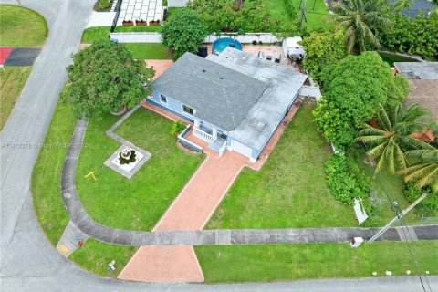 Casa en alquiler en Miami, Florida, 4 dormitorios, 147.16 m2 № 1920469 - foto 4