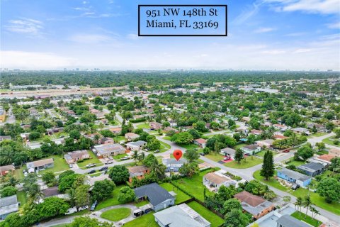 Casa en alquiler en Miami, Florida, 4 dormitorios, 147.16 m2 № 1920469 - foto 2