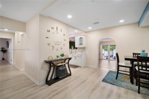 Casa en alquiler en Miami, Florida, 4 dormitorios, 147.16 m2 № 1920469 - foto 9