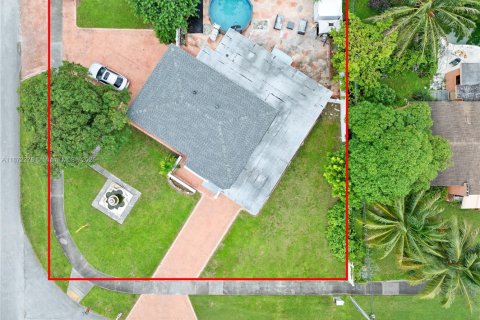 Casa en alquiler en Miami, Florida, 4 dormitorios, 147.16 m2 № 1920469 - foto 3