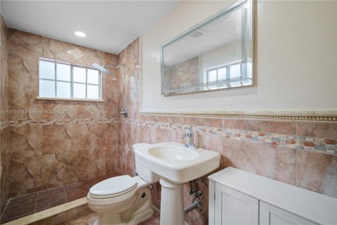 Casa en alquiler en Miami, Florida, 4 dormitorios, 147.16 m2 № 1920469 - foto 18
