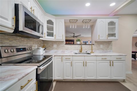 Casa en alquiler en Miami, Florida, 4 dormitorios, 147.16 m2 № 1920469 - foto 12