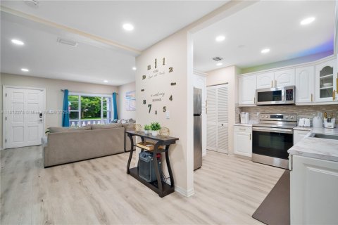 Casa en alquiler en Miami, Florida, 4 dormitorios, 147.16 m2 № 1920469 - foto 19