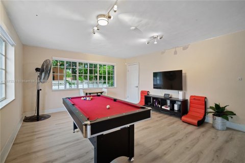 Casa en alquiler en Miami, Florida, 4 dormitorios, 147.16 m2 № 1920469 - foto 14