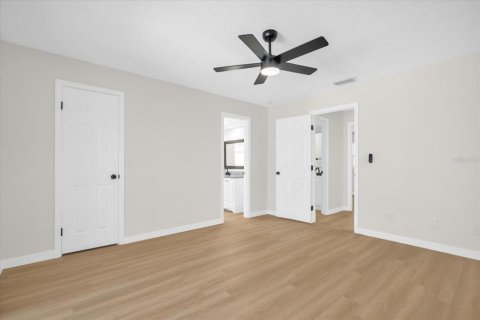House in Grand Island, Florida 4 bedrooms, 176.42 sq.m. № 1874057 - photo 14