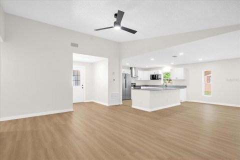 House in Grand Island, Florida 4 bedrooms, 176.42 sq.m. № 1874057 - photo 11