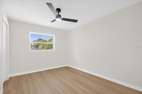 House in Grand Island, Florida 4 bedrooms, 176.42 sq.m. № 1874057 - photo 20