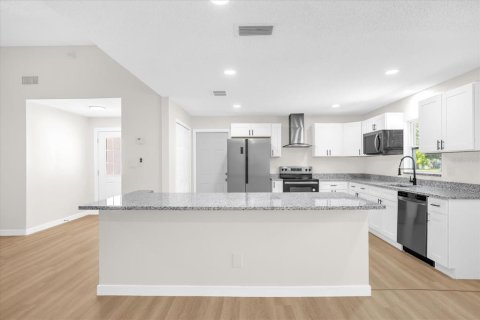 House in Grand Island, Florida 4 bedrooms, 176.42 sq.m. № 1874057 - photo 5