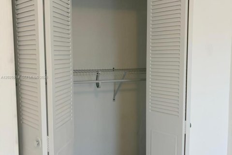 Condo in Miami, Florida, 1 bedroom № 2257487 - photo 4