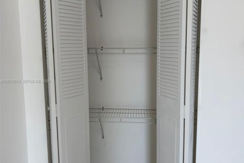 Condo in Miami, Florida, 1 bedroom № 2257487 - photo 11