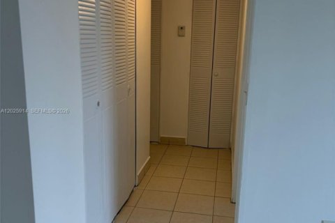 Condo in Miami, Florida, 1 bedroom № 2257487 - photo 14