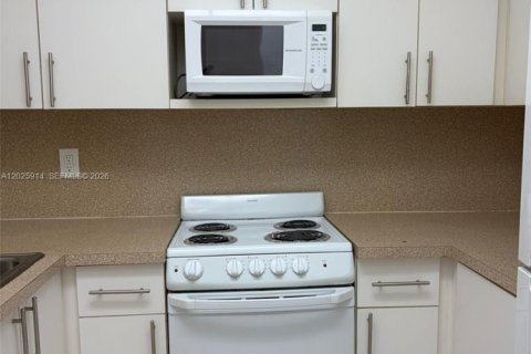 Condo in Miami, Florida, 1 bedroom № 2257487 - photo 13