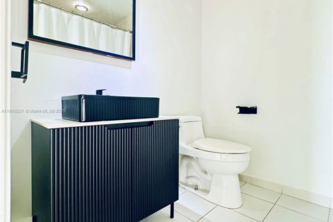 Condo in Miami, Florida, 1 bedroom  № 1875163 - photo 7