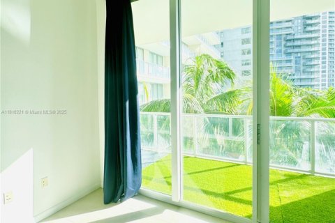 Condo in Miami, Florida, 1 bedroom  № 1875163 - photo 4