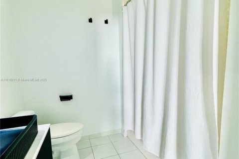 Condo in Miami, Florida, 1 bedroom  № 1875163 - photo 9