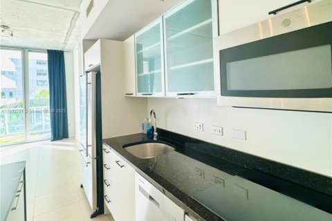 Condo in Miami, Florida, 1 bedroom  № 1875163 - photo 3