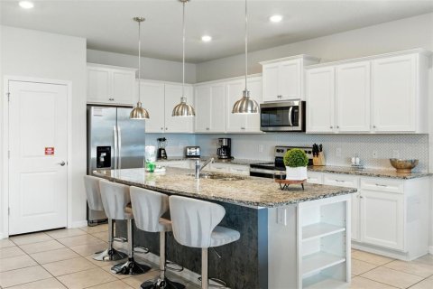 House in Davenport, Florida 8 bedrooms, 374.95 sq.m. № 1856399 - photo 5
