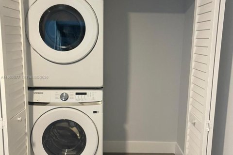 Copropriété à louer à Hollywood, Floride: 1 chambre, 90.67 m2 № 2007470 - photo 4